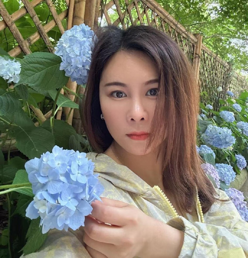 周春霞（國(guó)瓷紅葉畫(huà)院高級(jí)畫(huà)師）