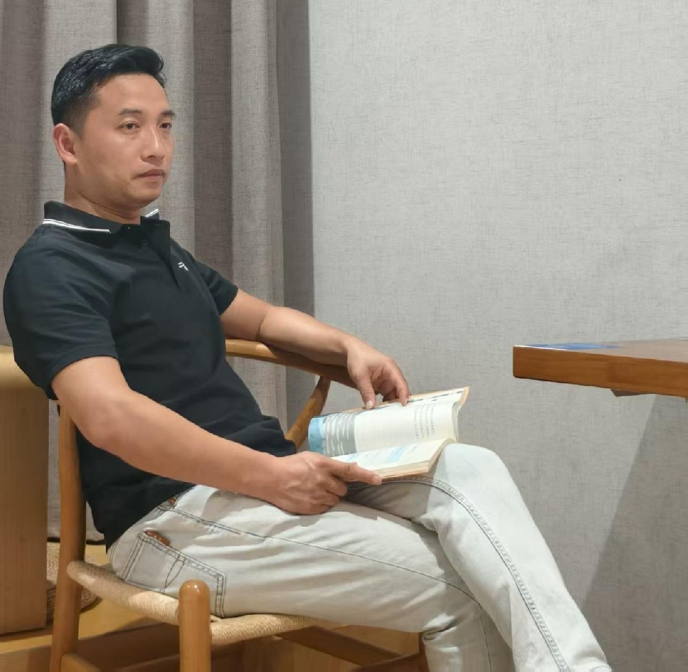 江劍（國(guó)瓷紅葉畫(huà)院高級(jí)畫(huà)師）